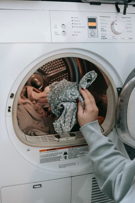 photo d’un lave-linge d’occasion que l’on souhaite mettre à la vente