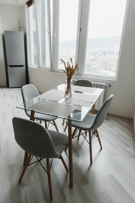 photo d’une table rectangulaire à vendre avec ses 4 chaises.