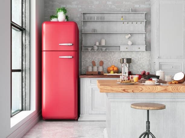 Combiné frigo-congélateur rouge dans une cuisine