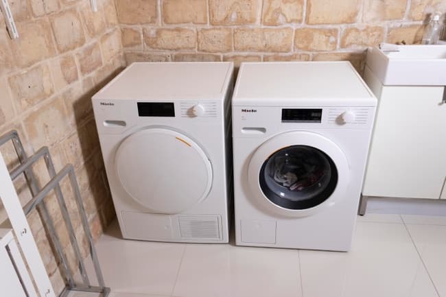 Un sèche-linge et un lave-linge Miele côte à côte