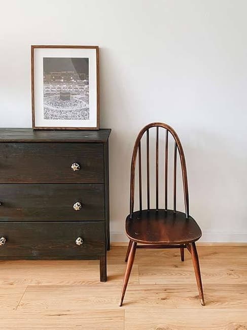 Photo d'une chaise à barreaux en bois et une commode vintage d'occasion.