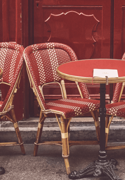 Photo de chaises de terasse vintage d'un café parisien.