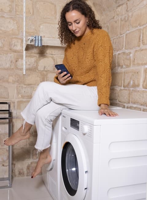 Femme sur machine a laver guide d’achat lave linge pas cher d’occasion